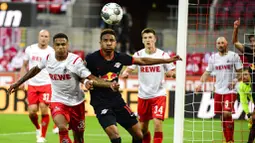 Gelandang RB Leipzig, Christopher Nkunku, berebut bola dengan pemain Koln, Ismail Jakobs, pada laga Bundesliga di Stadion Rhein Energie, Senin (1/6/2020). RB Leipzig menang dengan skor 4-2. (AP/Ina Fassbender)