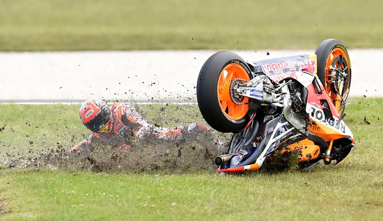Foto Olahraga Terbaik - Pebalap MotoGP, Marc Marquez, terjatuh saat seri GP Australia di Sirkuit Philip Island, Australia, Minggu (23/10/2016). (EPA/Tracey Nearmy)