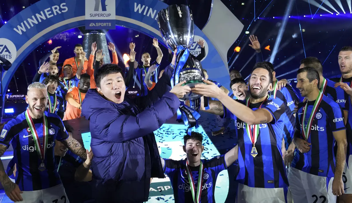 Presiden Inter Milan Steven Zhang (kiri) memegang trofi Piala Super Italia saat berselebrasi dengan para pemain etelah mempecundangi rival sekota AC Milan di King Fahd International Stadium, Kamis (19/1/2023) dini hari WIB. Bagi Inter Milan ini merupakan gelar Super Coppa Italia yang ketujuh. (AP Photo/Hussein Malla)