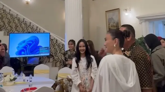 Gaya rambut Agnez Mo saat Buka Puasa Bersama Kedutaan Besar Indonesia di Dubai. [@agnezmo]