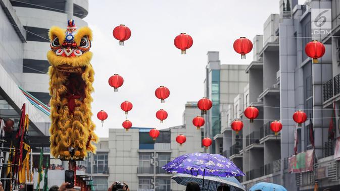 Barongsai tonggak melakukan atraksi dalam acara Festival Cap Go Meh 2570 di Seasons City, Jakarta, Minggu (24/3). Acara ini mengusung tema The Little Singkawang. (Liputan6.com/Fery Pradolo)