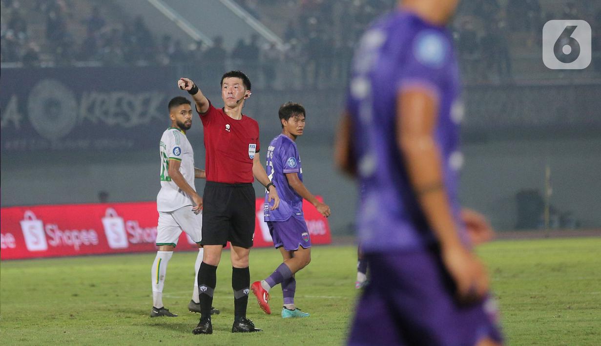 Araki memiliki kiprah memimpin pertandingan yang lebih banyak dan bervariasi dengan total 292 laga, sementara Nakamura 282 laga. (Bola.com/M Iqbal Ichsan)