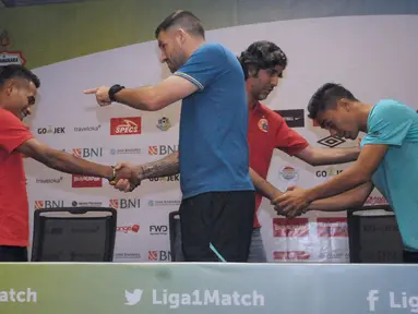 Pelatih Bhayangkara FC, Simon McMenemy (kedua kiri) menyalami pemain Persija, Ramdani Lestaluhu usai memberi keterangan jelang laga pembuka Liga 1 Indonesia 2018 di stadion GBK Jakarta, Kamis (22/3). (Liputan6.com/Helmi Fithriansyah)