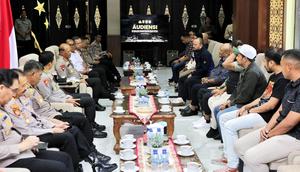 Audiensi Persebaya dan Arema FC di Polda Jawa Timur. (dok. Polda Jatim)