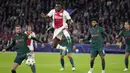 Bek Ajax Amsterdam Calvin Bassey berebut bola dengan gelandang Liverpool Jordan Henderson pada matchday kelima Grup A Liga Champions 2022-2023 di Johan Cruiff Arena,  Kamis (27/10/2022) dini hari WIB. Skor tidak berubah sampai pertandingan usai. Skor akhir 3-0 untuk kemenangan Liverpool. (AP Photo/Peter Dejong)