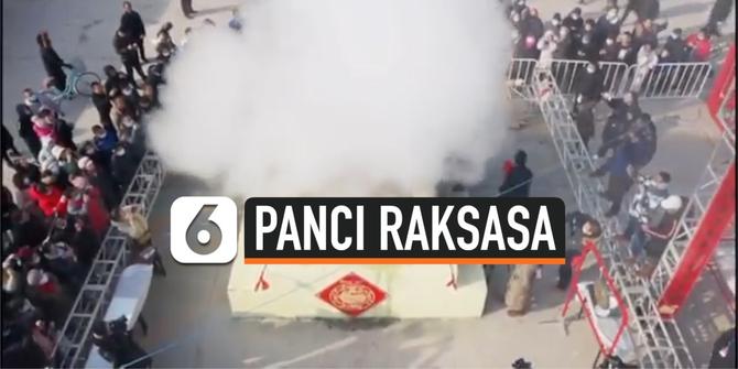 VIDEO: Lihat! 10 Koki China Memasak di Panci Raksasa