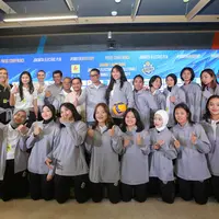 Skuad Tim Jakarta Elektrik PLN foto bersama setelah acara launching tim, jersey dan logo baru Jakarta Elektrik PLN untuk mengarungi PLN Mobile Proliga 2024 di Kantor Pusat PLN, Jakarta, Selasa (23/4/2024). (Bola.com/M Iqbal Ichsan)