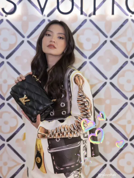 Raline Shah tampil mengenakan one piece blazer dan celana panjang dengan motif abstrak. Sambil membawa tas hitam Louis Vuitton. [Instagram/@simpirwati]
