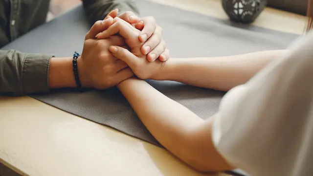 6 Tanda Gebetan Sebenarnya Peka Tapi Pura-Pura Gak Tahu (photo by freepik.com)