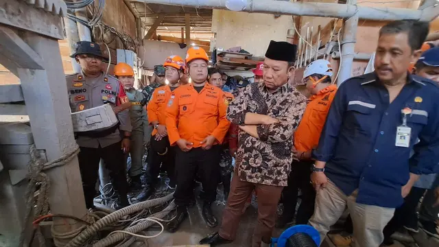 Bupati Banyumas, Achmad Husein memantau evakuasi 8 pekerja yang terjebak di sumur tambang emas di Pancurendang, Ajibarang. (Foto: Liputan6.com/Basarnas)