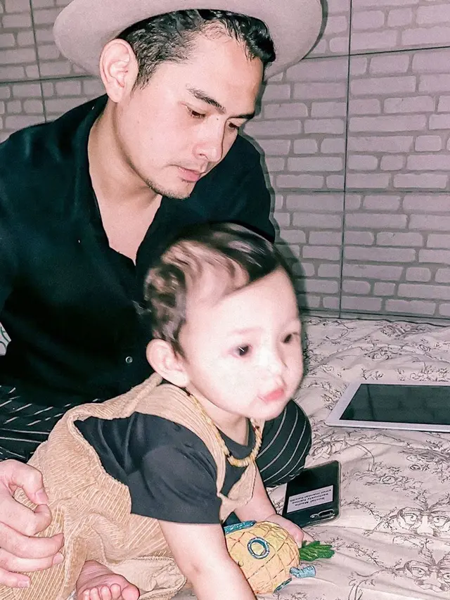 6 Potret Hangat Miqdad Addausy Momong Anak, Disebut Hot Daddy
