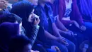 Istri mendiang Ustad Jefri Albuchori tampak menangis saat mendengarkan rosa bernyanyi pada Konser Ramadan Penuh Syukur di Studio Penta SCTV, Jakarta, (16 /7/14) (Liputan6.com/ Andrian Martinus). 
