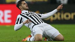 Striker Juventus, Alvaro Morata, merayakan gol yang dicetaknya ke gawang Inter Milan dalam laga Serie A Italia di Stadion Juventus, Turin, (28/2/2016). (AFP/Marco Bertorello)
