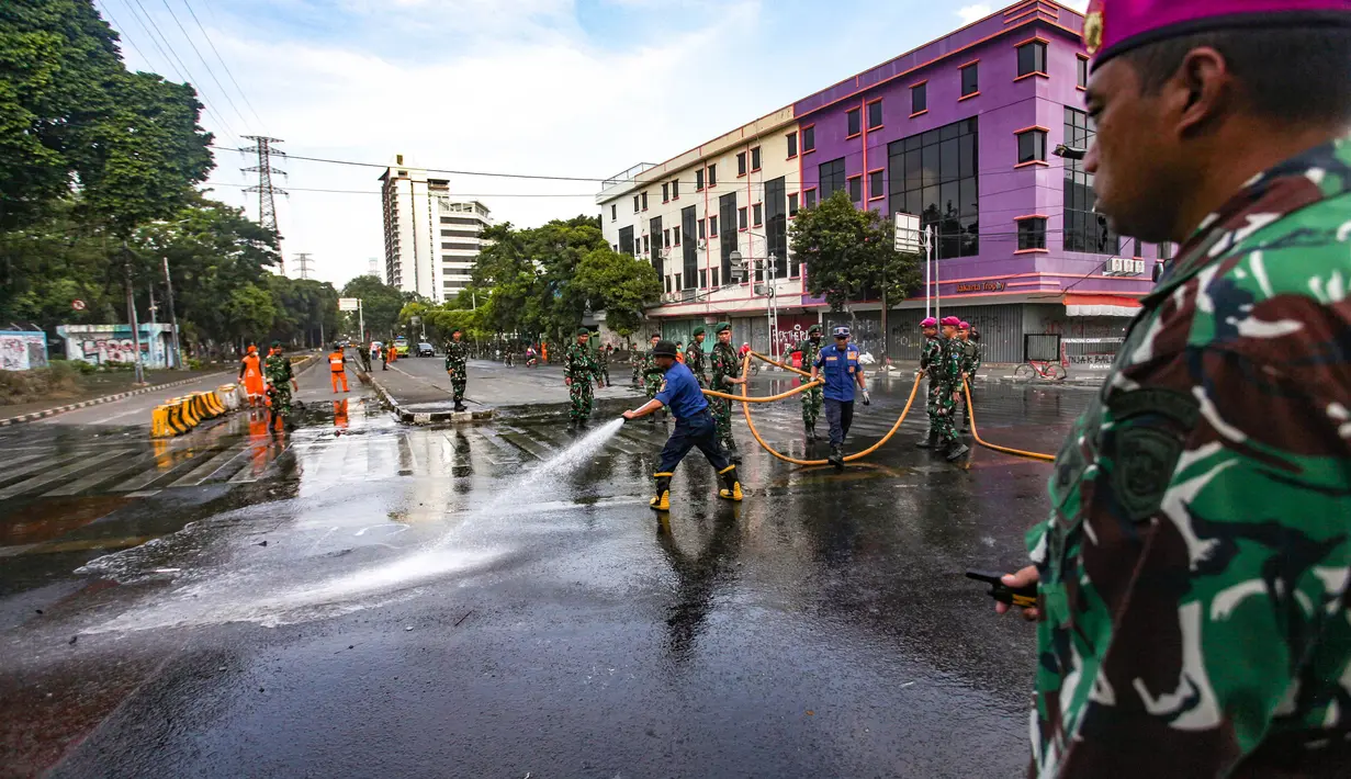 Massa menuntut pengusutan kasus penabrakan pengemudi ojek online oleh mobil rantis Brimob di sekitar Pejompongan, Jakarta Pusat pada Jumat (29/8/2025). (merdeka.com/Arie Basuki)