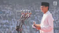 Calon wakil presiden nomor urut 02 Sandiaga Uno menyapa para pendukung dalam kampanye akbar Prabowo-Sandi di Stadion Utama Gelora Bung Karno (SUGBK), Jakarta, Minggu (7/4). Sejumlah tokoh nasional pendukung Prabowo - Sandiaga pun turut hadir. (Liputan6.com/Herman Zakharia)