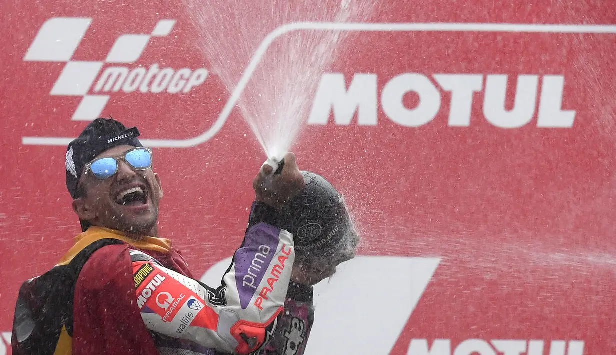 Selebrasi pembalap Pramac Ducati, Jorge Martin di atas podium saat upacara penyerahan trofi usai menjuarai balapan MotoGP Jepang 2023 di Sirkuit Motegi, Minggu (1/10/2023) siang WIB. (AFP/Toshifumi Kitamura)