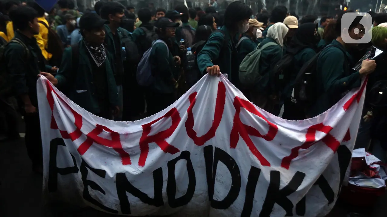 BEM SI Berunjuk Rasa di Patung Kuda Jakarta