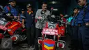 Wagub DKI Jakarta, Djarot Saiful Hidayat mengecek motor pemadam saat kunjungan ke Kantor Dinas Pemadam Kebakaran, Jalan KH Zainul Airifin, Jakarta, Sabtu (8/10). Djarot memantau kesiapan anggota dan peralatan pemadam kebakaran (Liputan6.com/Faizal Fanani)