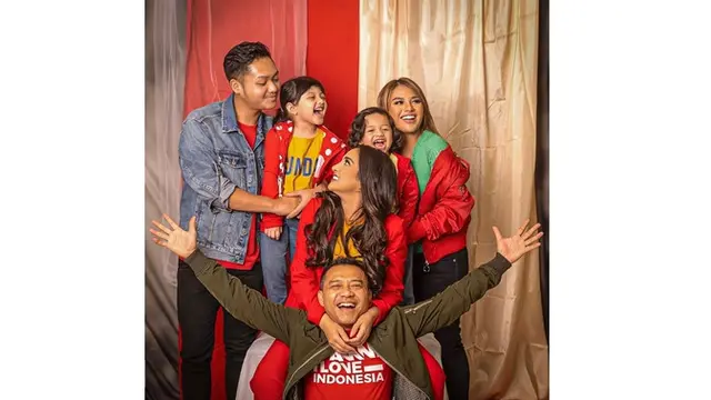 Kerap Tampil Kompak, Ini 7 Ide Inspiratif Pemotretan Keluarga Anang dan Ashanty