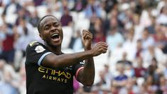 Gelandang Manchester City, Raheem Sterling, merayakan gol yang dicetaknya ke gawang West Ham pada laga Premier League di Stadion London, London, Sabtu (10/8). West Ham kalah 0-5 dari City. (AFP/Ian Kington)