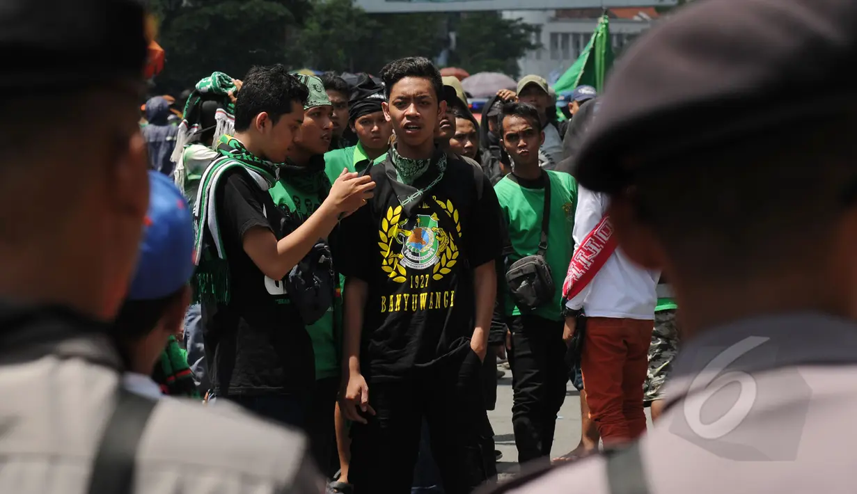 Salah satu supporter klub Persebaya 1927 (bonek) saat melakukan aksi di jalan Embong Malang, Surabaya, Jawa Timur, Sabtu (18/4/2015). Para bonek mendukung sikap tegas Menpora dan BOPI terhadap PSSI dan PT Liga Indonesia. (Liputan6.com/Helmi Fithriansyah)