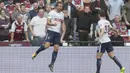 Striker Tottenham, Harry Kane (kiri) merayakan gol saat melawan  West Ham United pada panjutan Premier League di London Stadium, London, (23/9/2017). Tottenham menang 3-2. (AP/Tim Ireland)