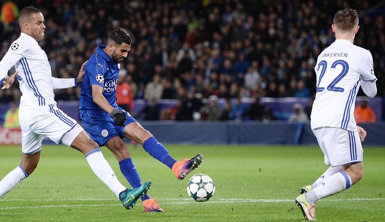 Pemain Leicester City asal Algeria, Riyad Mahrez (tengah) masuk dalam jajaran pencetak gol terbanyak seementara Liga Champions dengan tiga gol hingga pekan ke-3. (AFP/Oli Scarff)