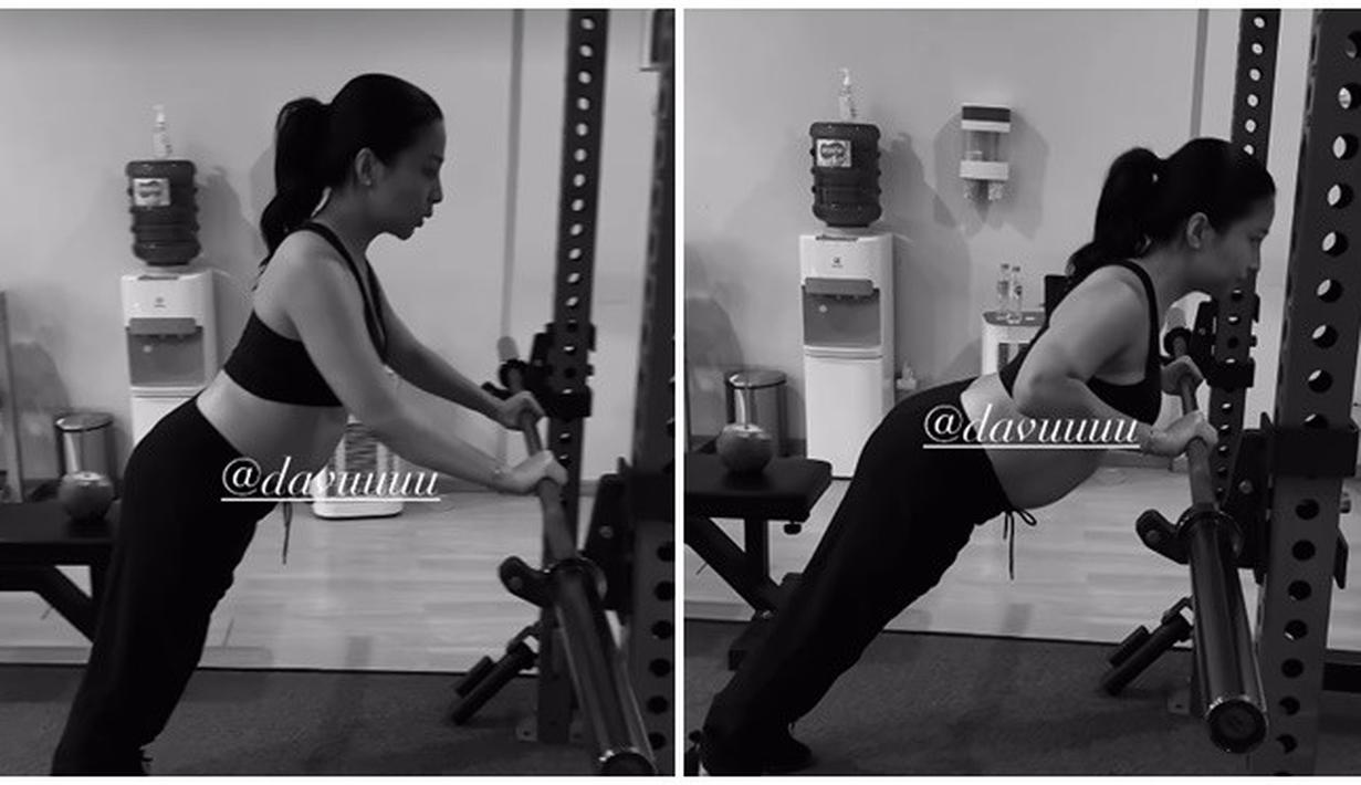 Melahirkan Baby Izz lewat persalinan normal, Nikita Willy tentunya menginginkan kelahiran anak keduanya juga lewat persalinan normal. Diperkirakan HPL Nikita Willy adalah Januari 2025. Tidak sendiri, artis berusia 30 tahun ini didampingi personal trainer ketika olahraga. Artis dengan nama lengkap Nikita Purnama Willy ini mengenakan celana kulot balon dan crop top. (Liputan6.com/IG/@nikitawillyofficial94)