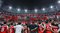 Para penggawa Timnas Futsal Indonesia menghampiri ribuan suporter Merah Putih seusai mengalahkan Jepang pada semifinal Piala Asia Futsal 2026 di Indonesia Arena, Jakarta, Kamis (5/2/2026). (Bola.com/Bagaskara Lazuardi)