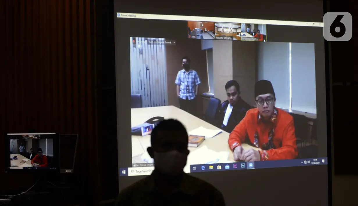 Terdakwa mantan Menpora Imam Nahrawi saat sidang pembacaan pledoi atau pembelaan secara online di Gedung KPK, Jakarta, Jumat (19/6/2020). Sebelumnya, Imam Nahrawi dituntut 10 tahun penjara dan denda Rp 500 juta subsider 6 bulan kurungan terkait dugaan suap dana hibah KONI. (merdeka.com/Dwi Narwoko)