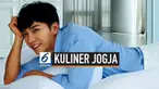 Lee Seung Gi dan Jasper Liu berada di Yogyakarta. Keduanya mengunjungi Mbah Satinem, penjual jajajan pasar legendaris di kota pelajar tersebut.