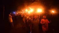 Atraksi Sembur Api, Peserta Pawai Obor Idul Adha Terbakar