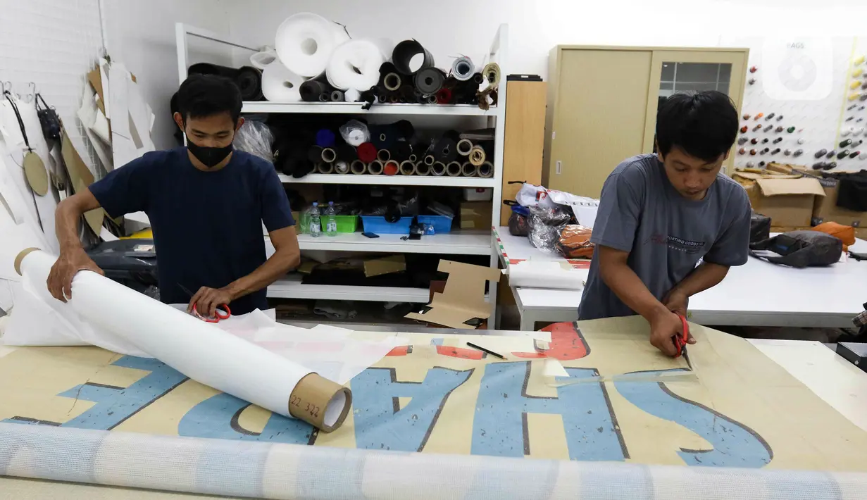 Ronny mampu mengembangkan usaha toko tas milik ayahnya dari sebuah rumah kecil di Gang Tamrin Bandung menjadi produk ternama yang telah merambah dunia internasional. (Liputan6.com/Herman Zakharia)