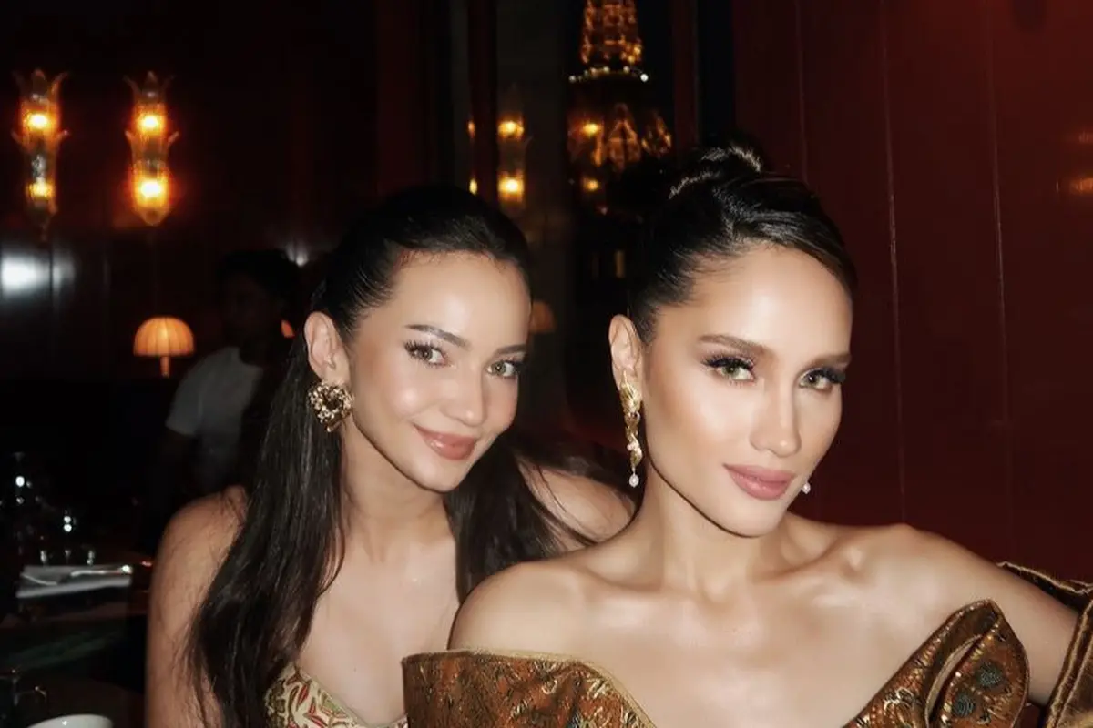 Enzy Storia dan Cinta Laura Dibalut Gaun Batik di Paris Fashion Week 2024