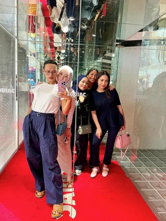 Di lain hari, Ayana juga sempat buka puasa bersama sahabat sesama artis. Antara lain, Nagita Slavina, Caca Tengker, Wanda Harra, dan Tashya Araysha, Direktur Bisnis di RANS Indonesia. Di momen ini, Ayana justru merasa salah kostum, karena menurutnya baju yang ia kenakan terlihat seperti anak sekolah banget. (Liputan6.com/IG/@xolovelyayana)