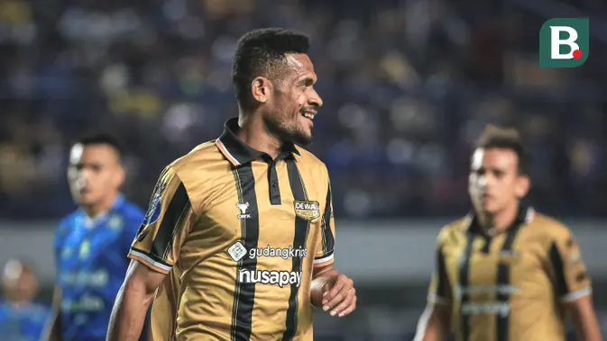 <p>Pemain Dewa United, Ricky Kambuaya pada laga lanjutan pekan ke-3 BRI Liga 1 2023/2024 antara Persib Bandung melawan Dewa United FC di Stadion Gelora Bandung Lautan Api (GBLA), Bandung, Jumat (14/07/2023). (Bola.com/Bagaskara Lazuardi)</p>
