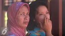 Sejumlah kerabat ikut menyaksikan proses pencarian korban tanah longsor di Desa Caok, Purworejo, Jawa Tengah, Senin (20/6). Proses evakuasi terus dilakukan karena diduga masih ada korban yang belum ditemukan. (Liputan6.com/Boy Harjanto)