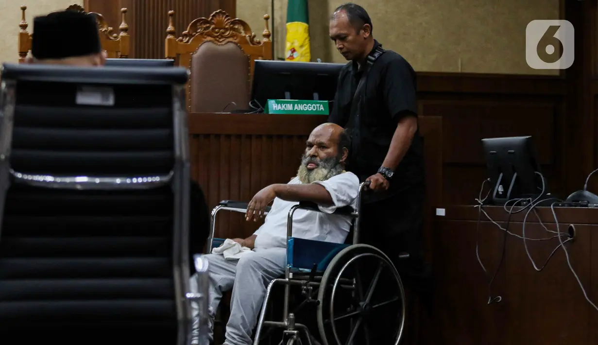 Hakim juga menjatuhkan pidana tambahan berupa kewajiban pembayaran uang pengganti sebesar Rp19.690.793.900 terhadap Lukas. Uang itu juga wajib dibayarkan dalam waktu satu bulah setelah vonis berkekuatan hukum tetap. (Liputan6.com/Herman Zakharia)