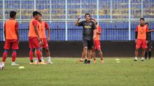 Arema FC sudah beraktivitas kembali sejak 20 Mei. Pelatih duardo Almedia juga mulai memberikan program untuk persiapan terjun di Liga 1. (Bola.com/Iwan Setiawan)