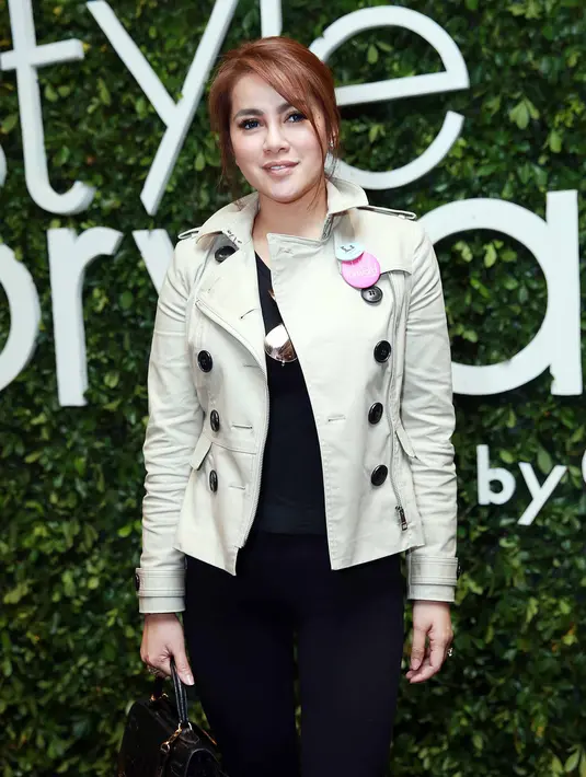 "Hasil penjualan diberikan kepada anak-anak dan orang-orang yang membutuhkan. Di sini saya menyumbang beberapa baju, sepatu, dan uang tunai," kata Olla Ramlan, di Plaza Indonesia, Jakarta Pusat, Jumat (2/9/2016). (Deki Prayoga/Bintang.com)