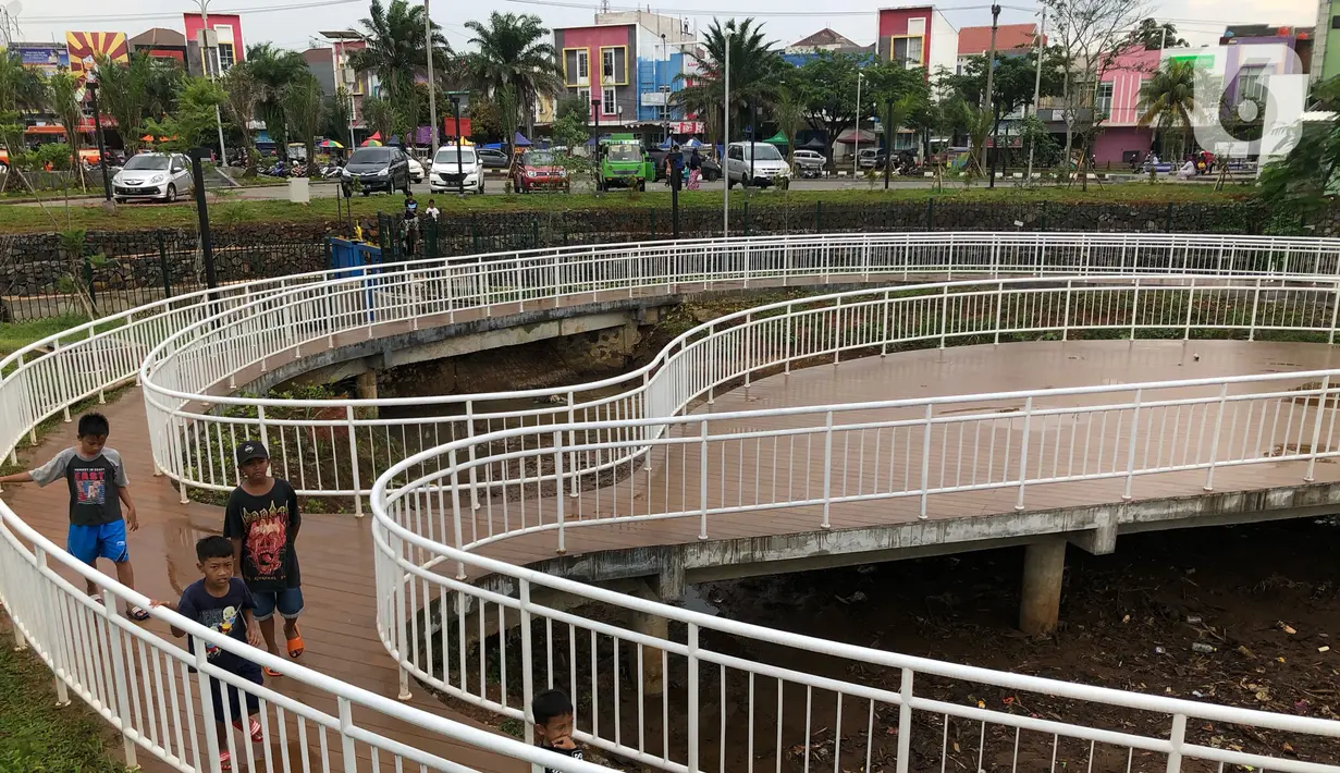 Pengunjung menikmati suasana Alun-alun Kota Depok, Jawa Barat, Senin (24/2/2020). Meskipun memasuki musim hujan, namun Alun-alun Kota Depok masih menjadi pilihan bagi sebagian warga untuk berolahraga dan berekreasi. (Liputan6.com/Immanuel Antonius)