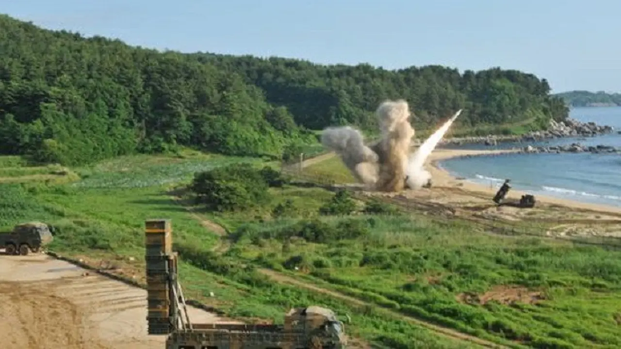 Demonstrasi peluncuran misil Kosel - AS (US Army)