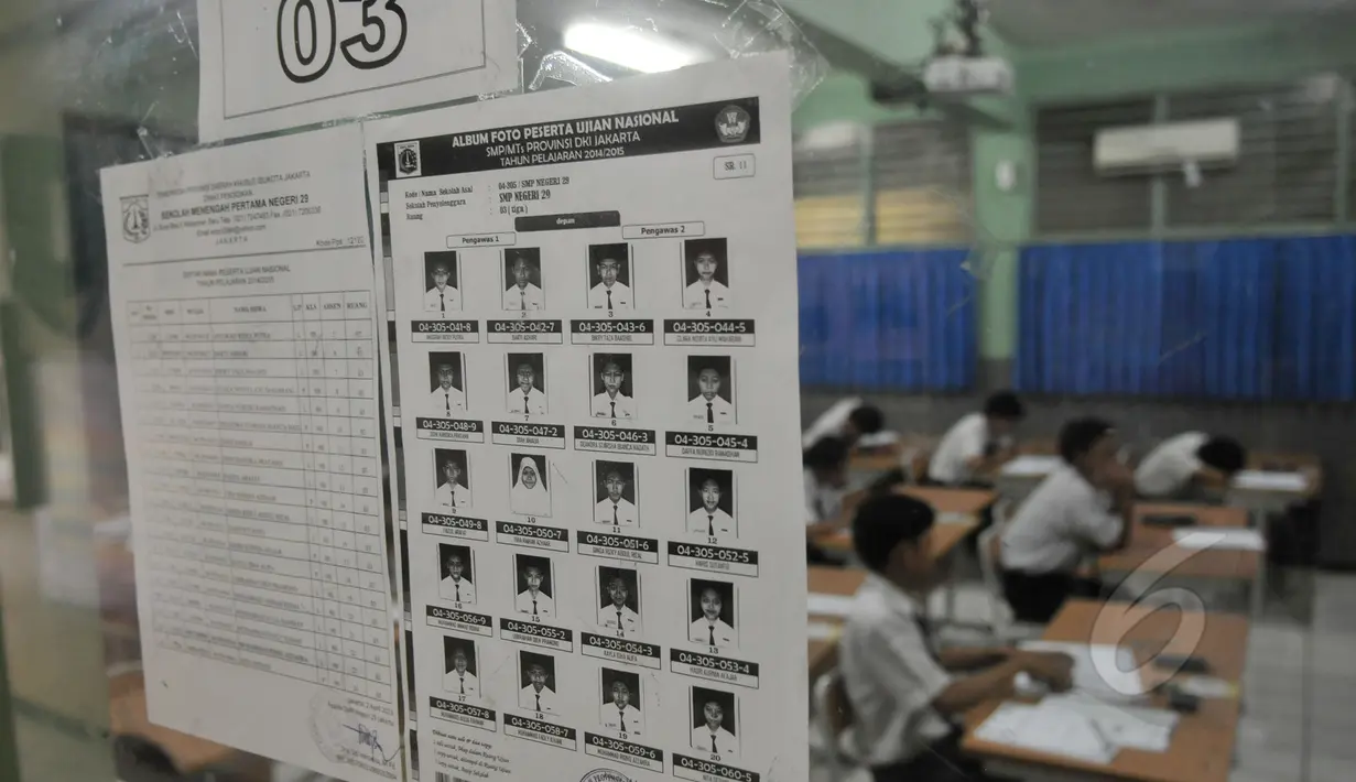 Suasana dari luar jendela saat siswa mengikuti pelaksanaan Ujian Nasional (UN) di SMPN 29 Jakarta, Senin (5/4/2015). UN tingkat SMP tersebut diikuti 149.172 peserta. (Liputan6.com/Johan Tallo)