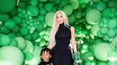 <p>Di momen spesial ini, Kim Kardashian tampil kompak dengan Psalm West dalam balutan outfit serba hitam. Kim tampak mengenakan turtleneck sleeveless top yang dipadukan dengan long pants warna hitam. (Instagram/kimkardashian).</p>