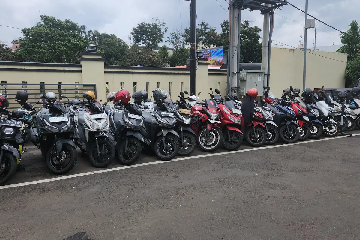 Parkiran motor yang berada di halaman Polres Metro Depok.