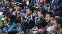 Para Bobotoh menonton latihan Persib Bandung di Lapangan Lodaya Bandung, Jawa Barat, Rabu (29/3/2017). (Bola.com/Vitalis Yogi Trisna)