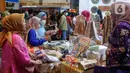 Pengunjung memilih produk kerajinan pada pameran The Jakarta International Handicraft Trade Fair (INACRAFT) 2023 di Jakarta Convention Center, Jakarta, Rabu (1/3/2023). Pameran produk kerajinan terbesar di Asia Tenggara ini menghadirkan 1.118 UKM dari 1.200 booth yang ikut serta dalam pameran kali ini. (Liputan6.com/Angga Yuniar)