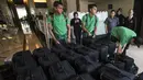 Para pemain Timnas Indonesia merapihkan koper saat berada di Hotel Grand Zuri, Jawa Barat, Selasa (6/11). Timnas Indonesia akan berangkat ke Singapura untuk berlaga pada Piala AFF 2018. (Bola.com/Vitalis Yogi Trisna)