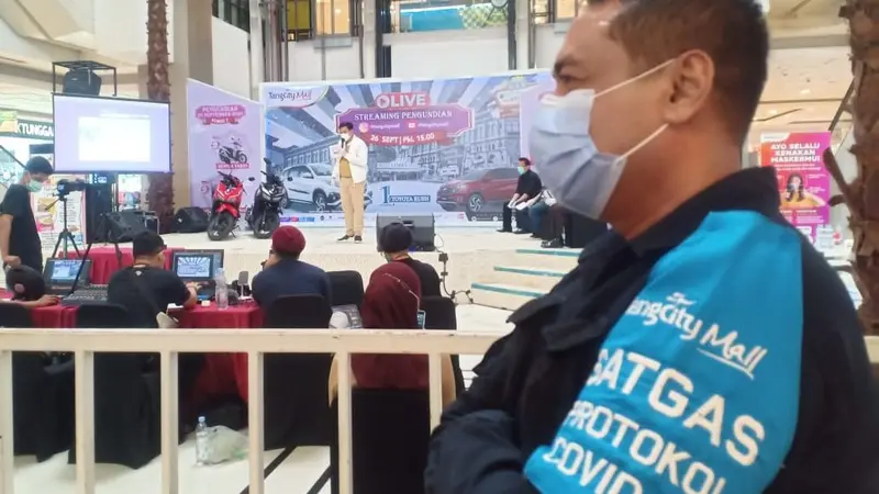 Pengundian hadiah di atrium utama Tangcity Mall, Kota Tangerang.