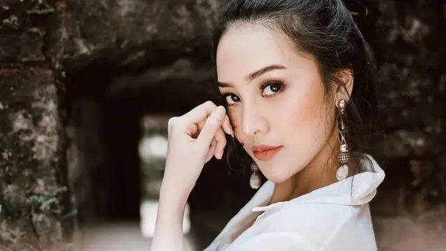 FOTO: Gaya Anya Geraldine Pakai Baju Putih, Tampil Memesona